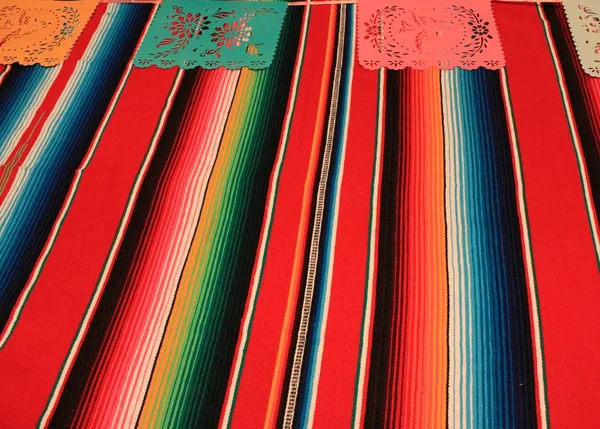 Meksika panço papel picado arka plan fiesta cinco de mayo dekorasyon kiraz kuşu stok, fotoğraf, fotoğraf, resim, resim,