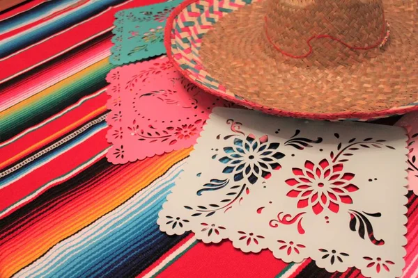 Mexico poncho sombrero background fiesta cinco de mayo decoration bunting papel picado — Stock fotografie