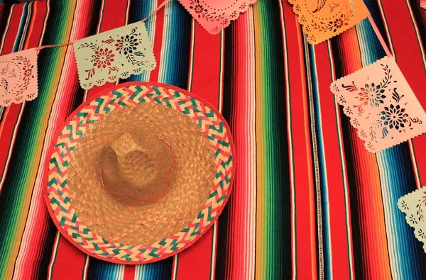 Messico poncho sombrero sfondo fiesta cinco de mayo decorazione zigrinatura papel picado stock, foto, fotografia, immagine, immagine , — Foto Stock