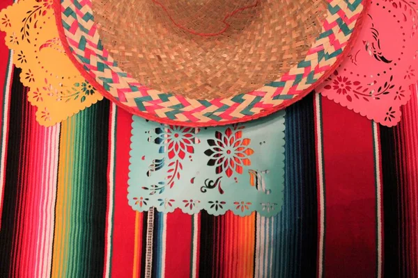 México poncho sombrero fondo fiesta cinco de mayo decoración bunting papel picado —  Fotos de Stock