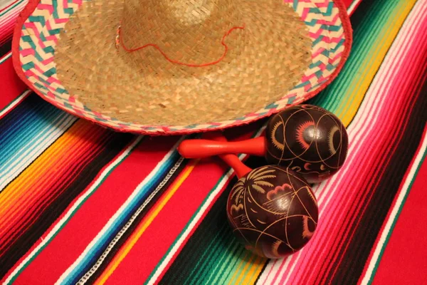 Mexico poncho sombrero maracas background fiesta cinco de mayo decoration bunting papel picado — 스톡 사진