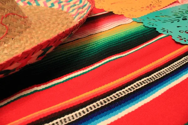 Mexico poncho sombrero background fiesta cinco de mayo decoration bunting papel picado — Stockfoto