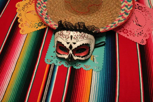 Messico poncho sombrero cranio maschera sfondo fiesta cinco de mayo fiesta sfondo stock, foto, fotografia, immagine, immagine , — Foto Stock