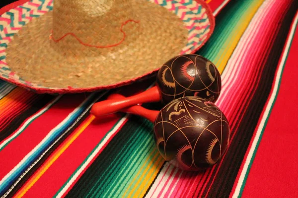 Meksika panço sombrero maracas arka plan fiesta cinco de mayo dekorasyon kiraz kuşu stok, fotoğraf, fotoğraf, resim, resim,