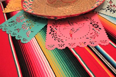 Cinco de mayonez dekorasyonu Bunting Mexico pancho sombrero arka plan fiesta papel picado