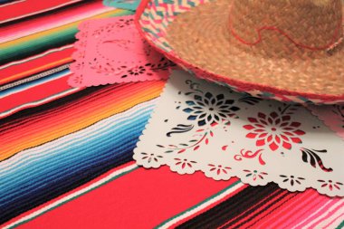 Cinco de mayonez dekorasyonu Bunting Mexico pancho sombrero arka plan fiesta papel picado