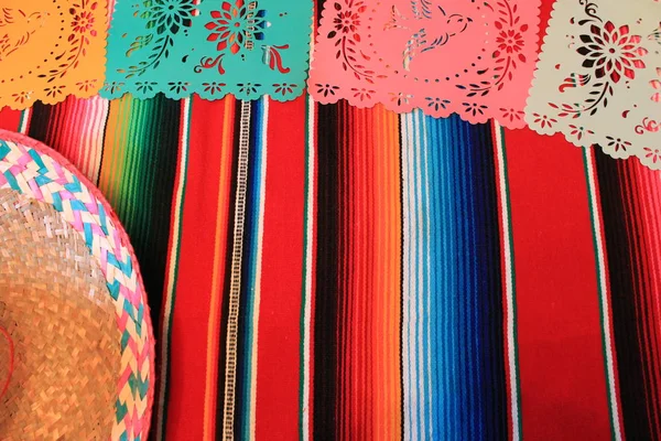 Mexic poncho sombrero craniu fundal fiesta cinco de mayo decor bunting — Fotografie, imagine de stoc