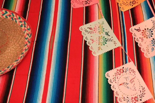 Мексиканское пончо сомбреро на фоне черепа фиеста Синко де Майо украшения бантинг — стоковое фото