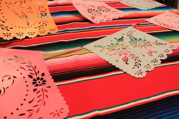 México poncho mexicano serape fondo fiesta cinco de mayo decoración bunting banderas — Foto de Stock