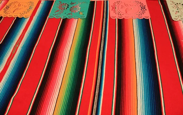 México poncho sombrero cráneo fondo fiesta cinco de mayo decoración bunting — Foto de Stock