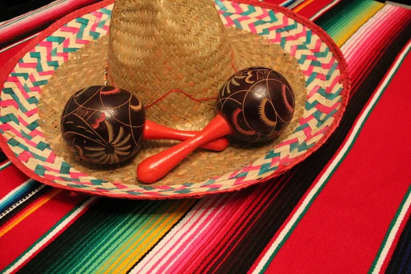 México poncho sombrero maracas fondo fiesta cinco de mayo decoración bunting —  Fotos de Stock