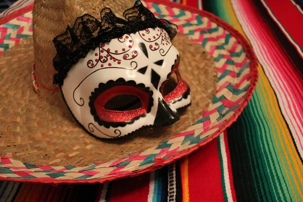 Мексиканское пончо сомбреро на фоне черепа фиеста Синко де Майо — стоковое фото