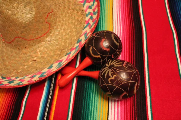 Maracas México poncho sombrero fondo fiesta cinco de mayo decoración stock, foto, fotografía, imagen, fotografía , —  Fotos de Stock