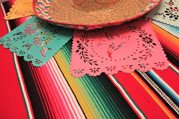 Cinco de mayonez dekorasyonu Bunting Mexico pancho sombrero arka plan fiesta papel picado