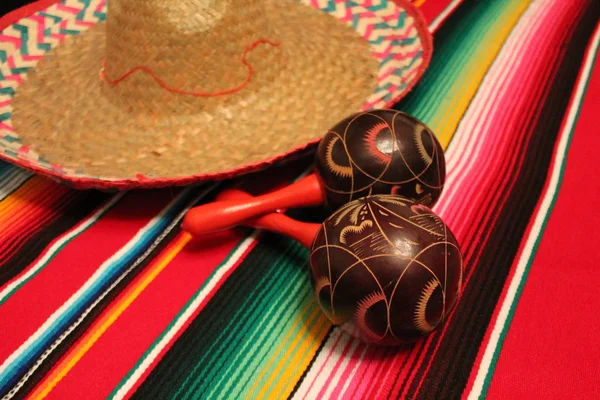 México poncho sombrero maracas fondo fiesta cinco de mayo decoración bunting —  Fotos de Stock
