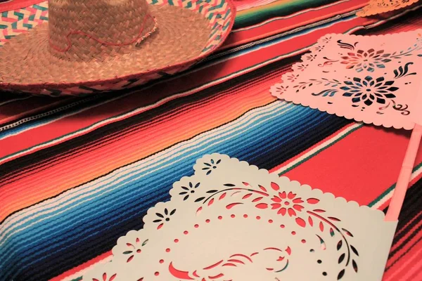 Mexico poncho sombrero skull background fiesta cinco de mayo decoration bunting — ストック写真