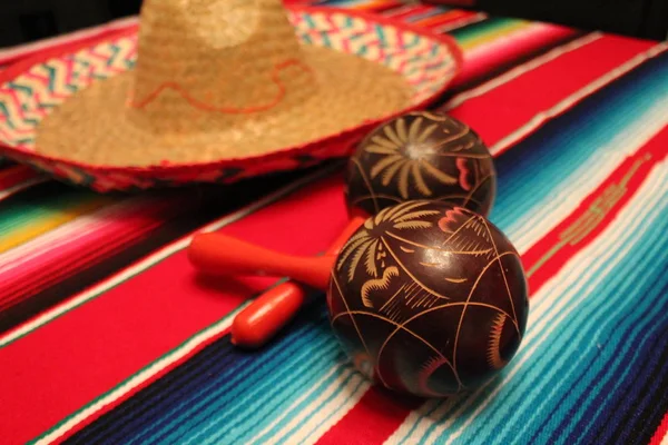 Mexico poncho sombrero maracas background fiesta cinco de mayo decoration bunting — Stockfoto