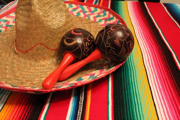 Mexico poncho sombrero maracas background fiesta cinco de mayo decoration bunting — 스톡 사진