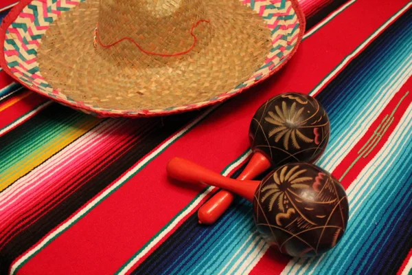 Mexico poncho sombrero maracas background fiesta cinco de mayo decoration bunting — Stockfoto