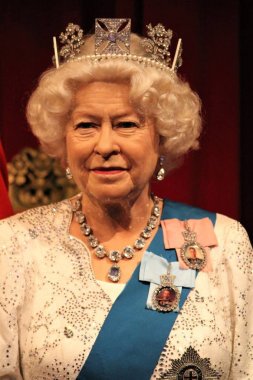 London, Büyük Britanya - 20 Mart 2017: Kraliçe Elizabeth II 2 ve Prens Philip portre ruhlu balmumu rakam Müzesi, Londra