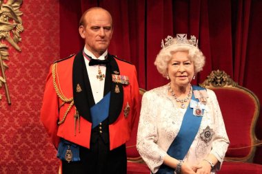 London, Büyük Britanya - 20 Mart 2017: Kraliçe Elizabeth II 2 ve Prens Philip portre ruhlu balmumu rakam Müzesi, Londra