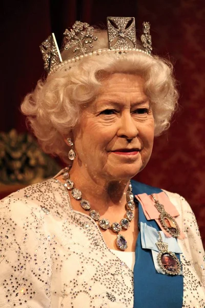 Londra, Regno Unito - 20 marzo 2017: Queen Elizabeth ii 2 & Prince Philip portrait waxwork wax figure at museum, Londra — Foto Stock