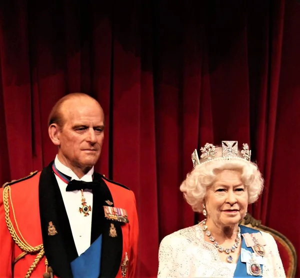 Queen Elizabeth and Prince Philip, Londres, Reino Unido - 20 de marzo de 2017: Queen Elizabeth ii 2 & Prince Philip portrait waxwork wax figure at museum, London —  Fotos de Stock