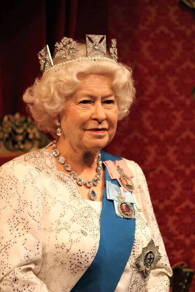 London, United Kingdom - March 20, 2017: Queen Elizabeth ii 2 & Prince Philip portrait waxwork wax figure at museum, London — Stock Photo, Image