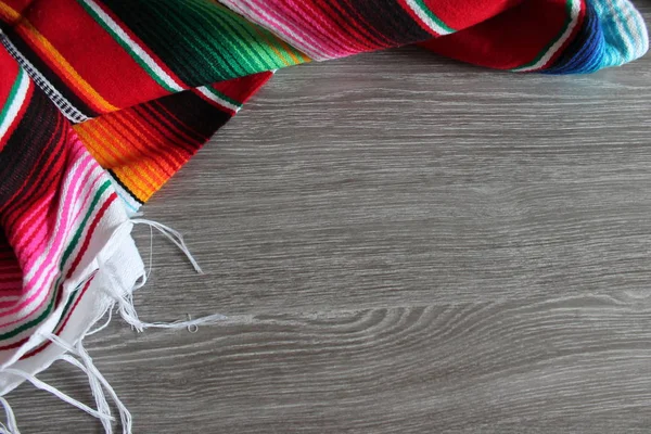 Poncho serape bakgrund mexikanska cinco de mayo fiesta trä kopia utrymme — Stockfoto