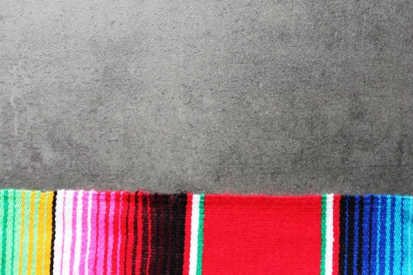Poncho serape bakgrund mexikanska cinco de mayo fiesta trä kopia utrymme — Stockfoto