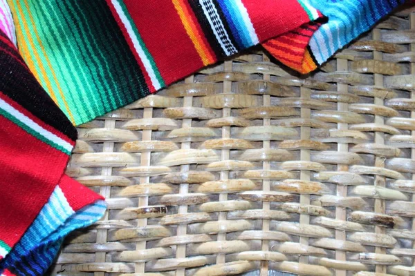 Poncho serape bakgrund mexikanska cinco de mayo fiesta trä kopia utrymme — Stockfoto