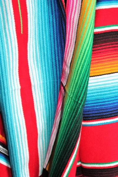 Poncho serape sfondo messicano cinco de mayo fiesta legno copia spazio — Foto Stock