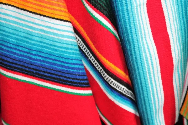 Poncho Serape bakgrund mexikanska Cinco de Mayo Fiesta trä kopiera utrymme lager, Foto, Fotografi, bild, bild, — Stockfoto