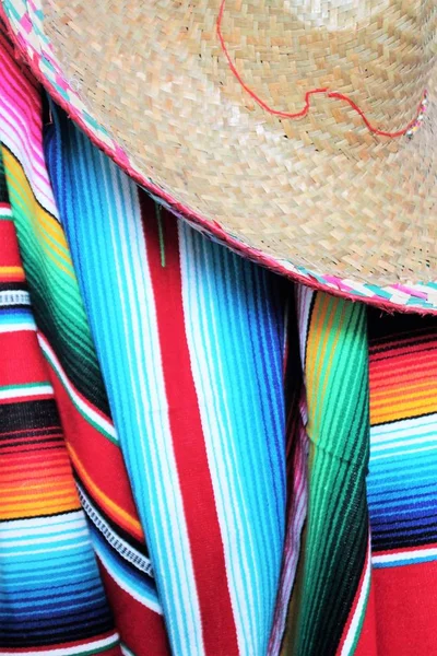 Pončo serape pozadí mexické cinco de mayo fiesta dřevěné kopie prostor — Stock fotografie