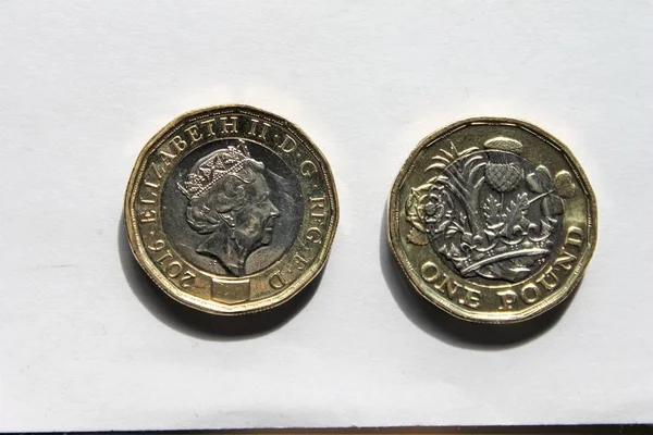 Nuevo diseño de la moneda de libra el diseño se introdujo en marzo de 2017 en Gran Bretaña y Reino Unido —  Fotos de Stock