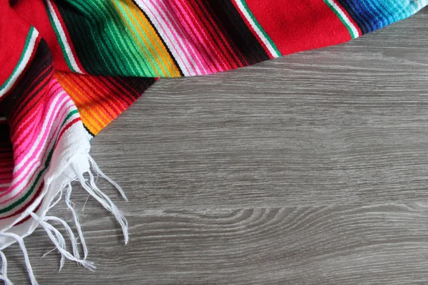 Poncho serape fondo mexicano cinco de mayo fiesta madera copia espacio —  Fotos de Stock