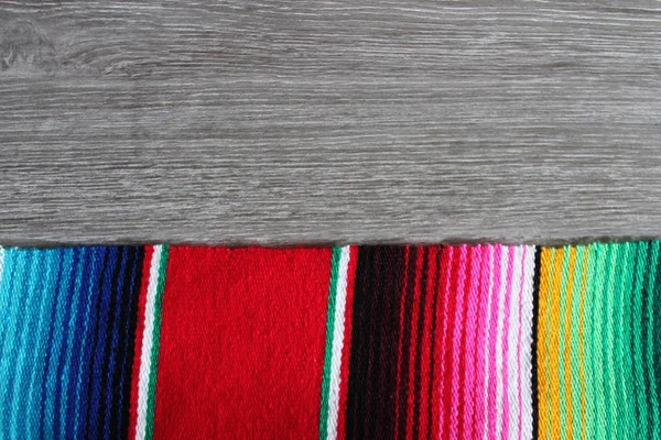 Poncho Serape bakgrund mexikanska Cinco de Mayo Fiesta trä kopiera utrymme lager, Foto, Fotografi, bild, bild, — Stockfoto