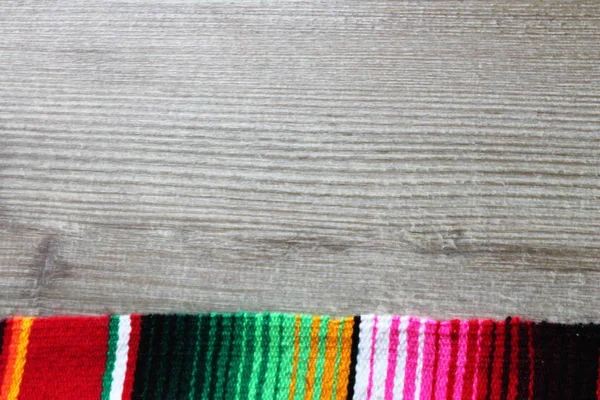 Poncho serape fondo mexicano cinco de mayo fiesta espacio de copia de madera stock, foto, fotografía, imagen, fotografía , —  Fotos de Stock