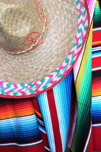 Poncho sombrero serape sfondo messicano cinco de mayo fiesta legno copia spazio — Foto Stock