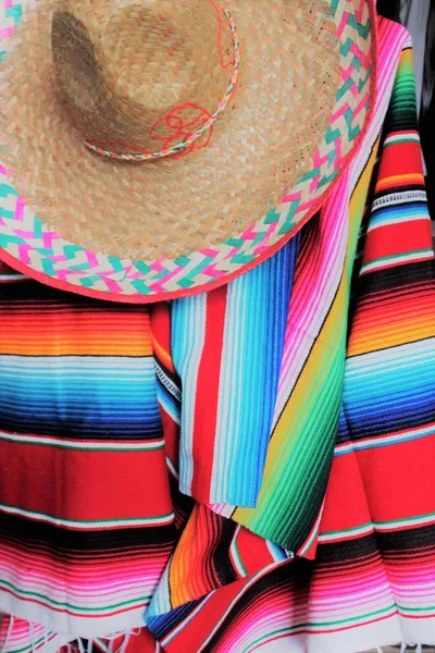 Sombrero poncho serape background Mexican cinco de mayo fiesta wooden copy space — Stock Photo, Image