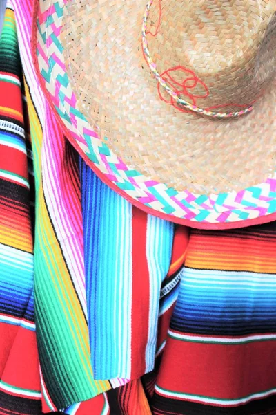 Poncho serape fond mexicain cinco de mayo fiesta espace de copie en bois — Photo