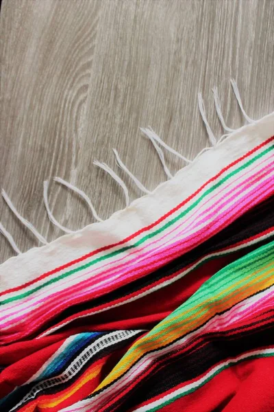 Poncho serape sfondo messicano cinco de mayo fiesta legno copia spazio — Foto Stock