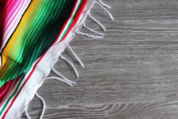 Poncho serape sfondo messicano cinco de mayo fiesta legno copia spazio — Foto Stock