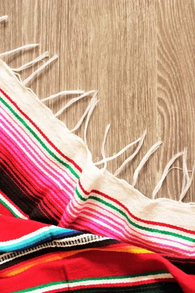 Poncho Serape bakgrund mexikanska Cinco de Mayo Fiesta trä kopiera utrymme lager, Foto, Fotografi, bild, bild, — Stockfoto