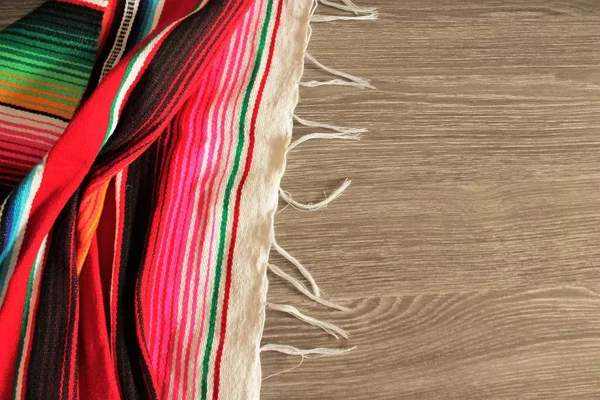 Poncho Serape bakgrund mexikanska Cinco de Mayo Fiesta trä kopiera utrymme lager, Foto, Fotografi, bild, bild, — Stockfoto