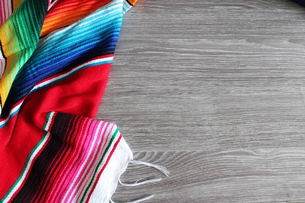 Poncho serape sfondo messicano cinco de mayo fiesta legno copia spazio — Foto Stock