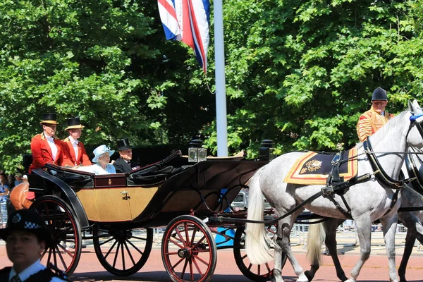 Queen elizabeth & prince phillip, london juni 2017- trooping the colour elizabeth and prince phillip appear for queen elizabeths birthday, juni 17, 2017 london, england, uk — Stockfoto