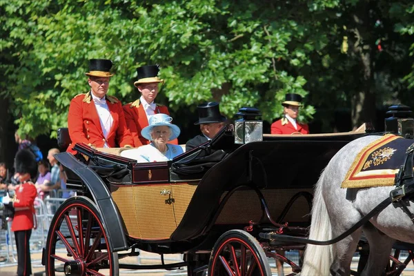 Queen Elizabeth & książę Filip, Londyn czerwca 2017-Trooping Elżbieta kolor i książę Filip wyświetlane na urodziny królowej Elizabeths, 17 czerwca 2017 Londyn, Wielka Brytania — Zdjęcie stockowe