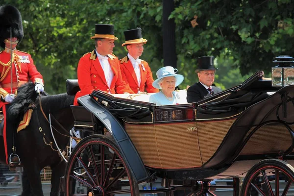 Królowa Elżbieta & książę Phillip, Londyn czerwiec 2017-Trooping kolor Elizabeth i książę Phillip pojawiają się dla królowej Elżbiety urodziny, fotografii, fotografii, obrazu, obrazu, naciśnij, — Zdjęcie stockowe
