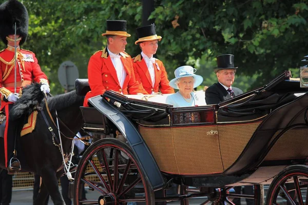 Queen Elizabeth & Royal Family, Buckingham Palace, Londres Junho 2017- Trooping the Colour Prince Georges first appearance on Varanda for Queen Elizabeth 's Birthday, Junho 17, 2017 Londres, Inglaterra, Reino Unido stock, foto, fotografia, imagem, quadro, imprensa , — Fotografia de Stock